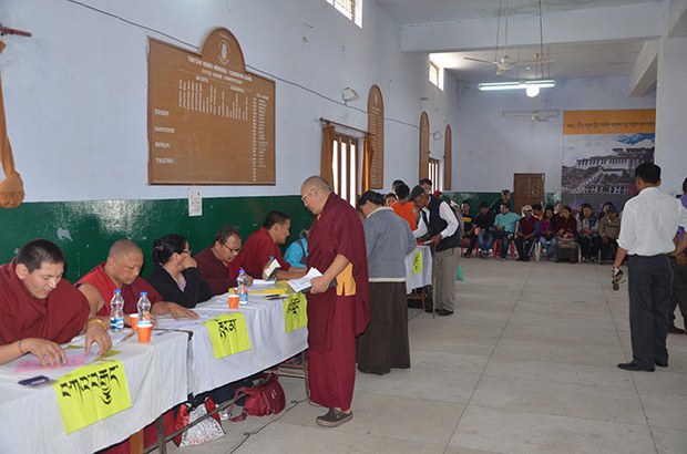 རྒྱ་གར་རྡེ་ར་ལྡུན་བོད་མིའི་འོས་བསྡུའི་ནང་མཉམ་ཞུགས་གནང་བ།