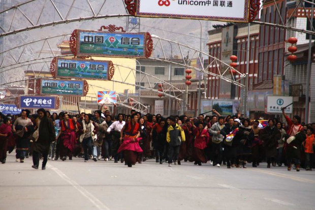 ༢༠༠༨ ལོར་འཛམ་གླིང་ཁྱོན་ཡོངས་སུ་ས་བྱི་ཞི་རྒོལ་བྱུང་ནས་ལོ་བཅུ་འཁོར་བ།