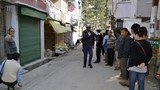 བཞུགས་སྒར་དུ་བོད་མི་ཞིག་ལ་རྒྱ་གར་བ་གསུམ་གྱིས་གྲི་བརྒྱབ་ཡོད་པ།