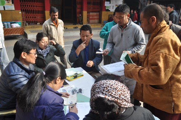 རྒྱ་གར་ལྡི་ལིར་མདོ་སྨད་སྤྱི་འཐུས་ཆེད་བར་མའི་འོས་བསྡུ་བྱེད་བཞིན་པ། ༢༠༡༤།༢།༡༧