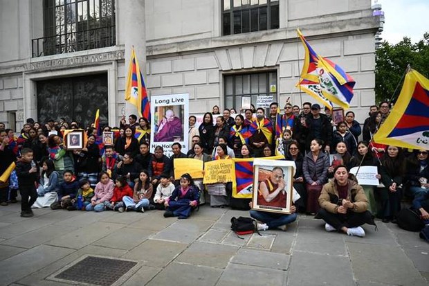 བྷི་བྷི་སི་གསར་ལས་ཁང་ལ་ཞུ་གཏུགས་ཀྱི་སྙན་ཞུས་ཕུལ་བ།