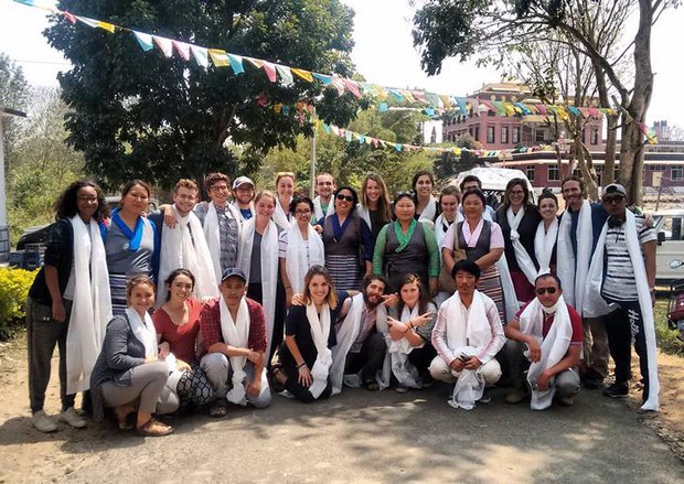 ཨ་རིའི་སློབ་མ༢༠ལྷག་ཙམ་སྦེ་ལ་ཀོ་པི་གཞིས་ཆགས་སུ་ལྟ་སྐོར་བྱེད་བཞིན་པ།