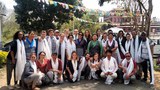 ཨ་རིའི་སློབ་མ༢༠ལྷག་ཙམ་སྦེ་ལ་ཀོ་པི་གཞིས་ཆགས་སུ་ལྟ་སྐོར་བྱེད་བཞིན་པ།