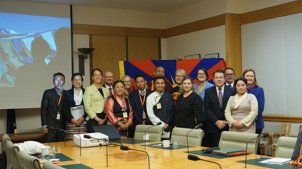 ཨོའིསི་ཊརེ་ལི་ཡ་གཞུང་ནས་བོད་དོན་ཐོག་ལངས་ཕྱོགས་ཀྱི་སྲིད་བྱུས་འཛིན་དགོས་བའི་ཞུ་སྐུལ་ཆེད་ལྷན་ཚོགས་གནང་བ། ཨོའིསི་ཊརེ་ལི་ཡ་གཞུང་ནས་བོད་དོན་ཐོག་ལངས་ཕྱོགས་ཀྱི་སྲིད་བྱུས་འཛིན་དགོས་བའི་ཞུ་སྐུལ་ཆེད་ལྷན་ཚོགས་གནང་བ།