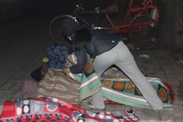 རྒྱ་གར་གྱི་ཡུལ་མི་ཉམས་ཐག་རྣམས་ལ་མལ་ཆས་སྦྱིན་གཏོང་།