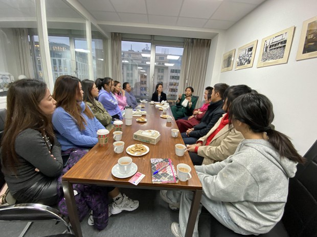 དང་བླངས་བོད་དོན་ཞུ་གཏུག་ལས་འགུལ་གྱི་ཚོགས་མི་རྣམས་ལ་གཏམ་བཤད།
