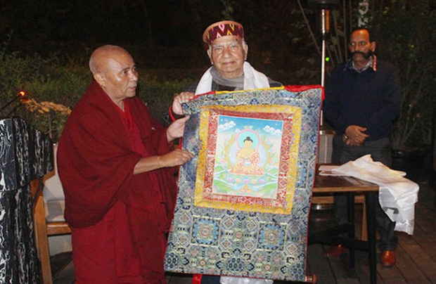 སྤྱི་འཐུས་ནས་རྒྱ་གར་གྲོས་ཚོགས་ཀྱི་འཐུས་མིར་ཐུགས་རྗེ་ཆེ་ཞུས་པ།