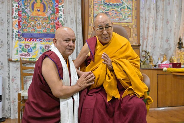 ཝ་ཎ་མཐོ་སློབ་ཀྱི་ཉེ་བའི་རིག་བདག་ལས་ཚབ་ནས་༸གོང་ས་མཆོག་གི་མཇལ་ཁ་དང་བཀའ་སློབ་ཞུས་པ།