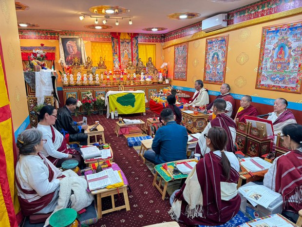 ཨ་རིའི་གསེར་གྱི་གཟེངས་རྟགས་འབུལ་བཞེས་མཛད་ནས་ལོ་༡༦འཁོར་བ།