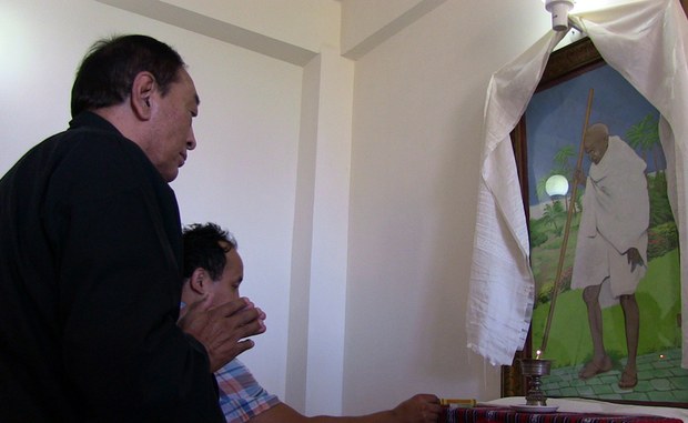 བཞུགས་སྒར་དུ་གཱན་ངྷིའི་ཇ་ཡེན་ཏི་སྲུང་བརྩི་ཞུས་ཡོད་པ། བཞུགས་སྒར་དུ་གཱན་ངྷིའི་ཇ་ཡེན་ཏི་སྲུང་བརྩི་ཞུས་ཡོད་པ།