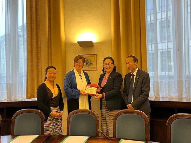 བཀའ་བློན་ནོར་འཛིན་སྒྲོལ་མ་ལགས་ཀྱིས་(Belgium)ནང་བོད་དོན་ཞུ་གཏུགས་གནང་བཞིན་པ། བཀའ་བློན་ནོར་འཛིན་སྒྲོལ་མ་ལགས་ཀྱིས་(Belgium)ནང་བོད་དོན་ཞུ་གཏུགས་གནང་བཞིན་པ།