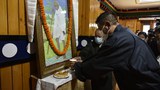 འཛམ་གླིང་ནང་དུ་དཀའ་རྙོག་ཅི་འདྲ་ཞིག་བྱུང་རུང་འཚེ་བ་མེད་པའི་སྒོ་ནས་སེལ་ཐུབ་ཀྱི་ཡོད་པ་མེས་པ་དམ་པ་གྷན་དྷིས་མིག་དཔེ་བསྟན་ཡོད་པ། སྲིད་སྐྱོང་མཆོག་གིས།