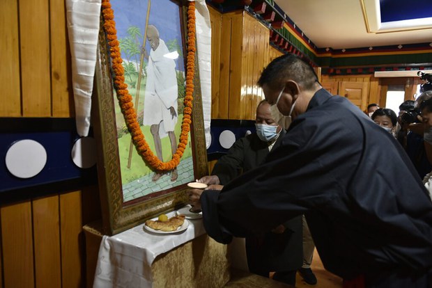 འཛམ་གླིང་ནང་དུ་དཀའ་རྙོག་ཅི་འདྲ་ཞིག་བྱུང་རུང་འཚེ་བ་མེད་པའི་སྒོ་ནས་སེལ་ཐུབ་ཀྱི་ཡོད་པ་མེས་པ་དམ་པ་གྷན་དྷིས་མིག་དཔེ་བསྟན་ཡོད་པ། སྲིད་སྐྱོང་མཆོག་གིས།