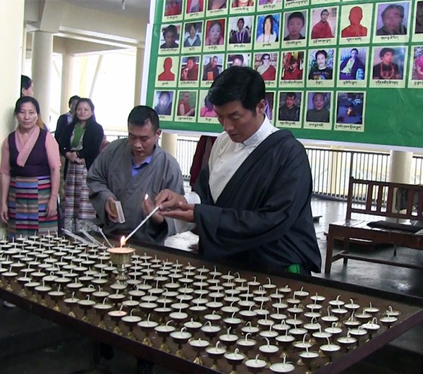 བོད་དོན་ཆེད་བློས་བཏང་མཁན་ཆེད་མཆོད་འབུལ། བོད་དོན་ཆེད་བློས་བཏང་མཁན་ཆེད་མཆོད་འབུལ།