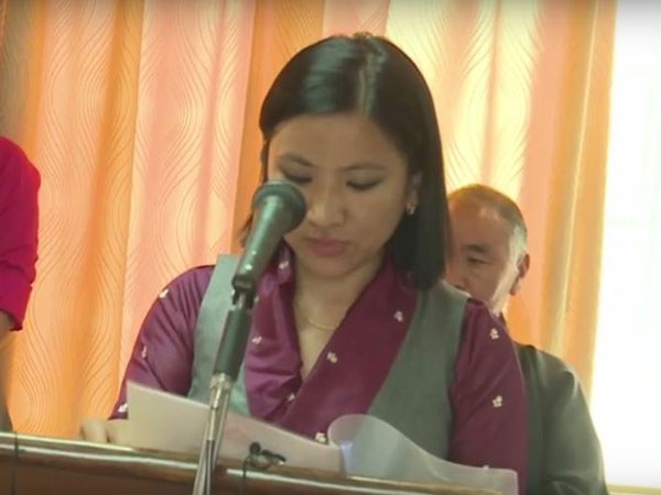 ཤར་གླིང་ཟླ་སྒྲོན་བཀའ་བློན་ནས་ཕྱིར་ཐེན་གནང་བ།