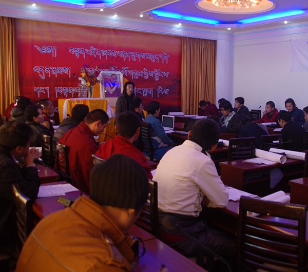 བཞུགས་སྒར་དུ་སྐད་ཡིག་སྐོར་བགྲོ་གླེང༌།