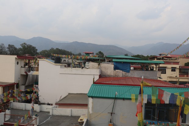 ཌེ་ར་ཌུན་ནང་བོད་མི་ནད་དུག་ཕོག་པའི་ནད་པ་༣༠༥ འབྱུང་འདུག