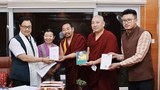 རྒྱ་གར་གྱི་གྲོས་ཚོགས་འཐུས་མི་རྣམས་ལ་བོད་དོན་ཞུ་གཏུགས་གནང་བཞིན་པ།
