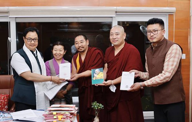 རྒྱ་གར་གྱི་གྲོས་ཚོགས་འཐུས་མི་རྣམས་ལ་བོད་དོན་ཞུ་གཏུགས་གནང་བཞིན་པ།