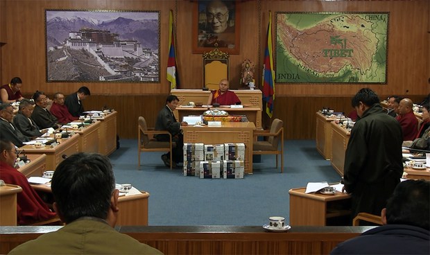 གྲོས་ཚོགས་ནང་དབུ་མའི་ལམ་དང་རང་བཙན་སྐོར་བགྲོ་གླེང་གནང་བ། གྲོས་ཚོགས་ནང་དབུ་མའི་ལམ་དང་རང་བཙན་སྐོར་བགྲོ་གླེང་གནང་བ།