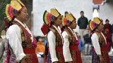 བཙན་བྱོལ་ནང་བོད་ཀྱི་ལྷ་མོའི་འཁྲབ་གཞུང་ལ་གཅེས་སྐྱོང་གནང་བཞིན་པ།