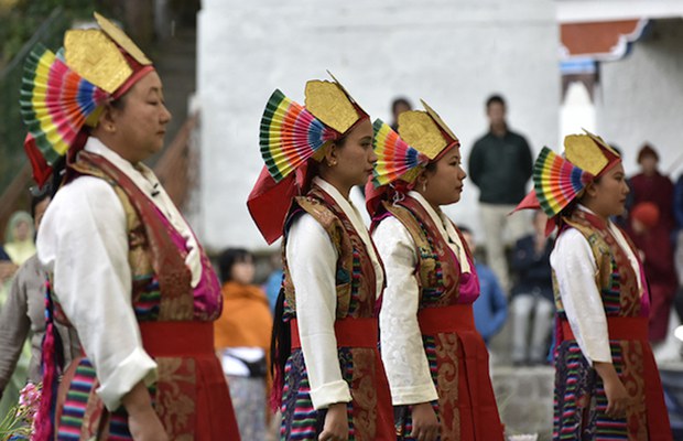 བཙན་བྱོལ་ནང་བོད་ཀྱི་ལྷ་མོའི་འཁྲབ་གཞུང་ལ་གཅེས་སྐྱོང་གནང་བཞིན་པ།
