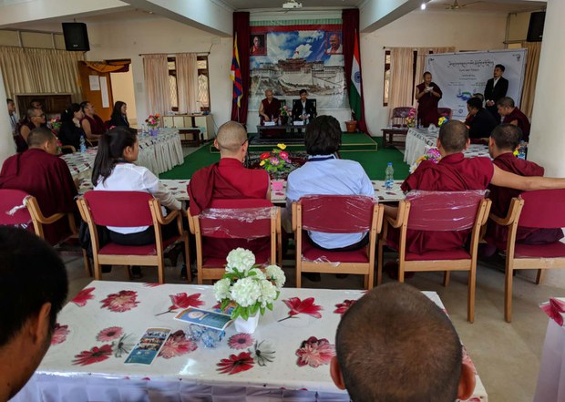 བྷེལ་ཀོབ་སེར་བྱེས་གྲྭ་ཚང་དུ་གནའ་དེང་གི་ཤེས་ཡོན་བརྗེ་ལེན་གྱི་ཆེད་ཁྲིམས་ལུགས་སྐོར་བགྲོ་གླེང་།