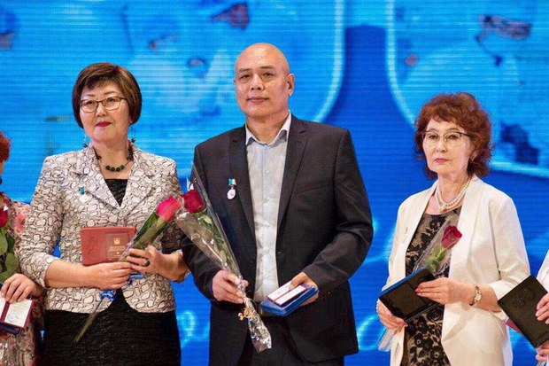 སྦུ་རི་ཡཏ་ཡི་སྨན་པའི་གཟེངས་རྟགས་མཐོ་ཤོས་སྨན་པ་འཛིགས་མེད་ཡར་འཕེལ་ལགས་སུ་གནང་བ། སྦུ་རི་ཡཏ་ཡི་སྨན་པའི་གཟེངས་རྟགས་མཐོ་ཤོས་སྨན་པ་འཛིགས་མེད་ཡར་འཕེལ་ལགས་སུ་གནང་བ།