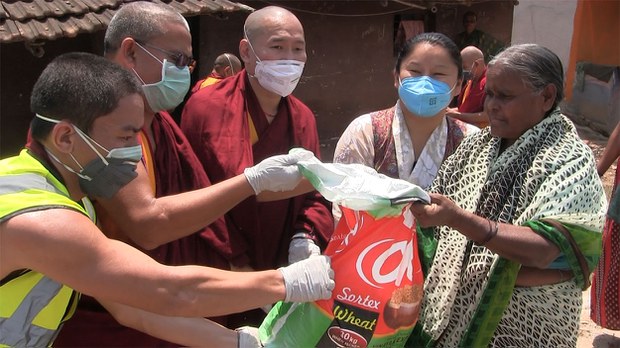 ས་གནས་ཡུལ་མིར་བཟའ་ཆས་རིགས་སྦྱིན་པ་བཏང་བ། ས་གནས་ཡུལ་མིར་བཟའ་ཆས་རིགས་སྦྱིན་པ་བཏང་བ།