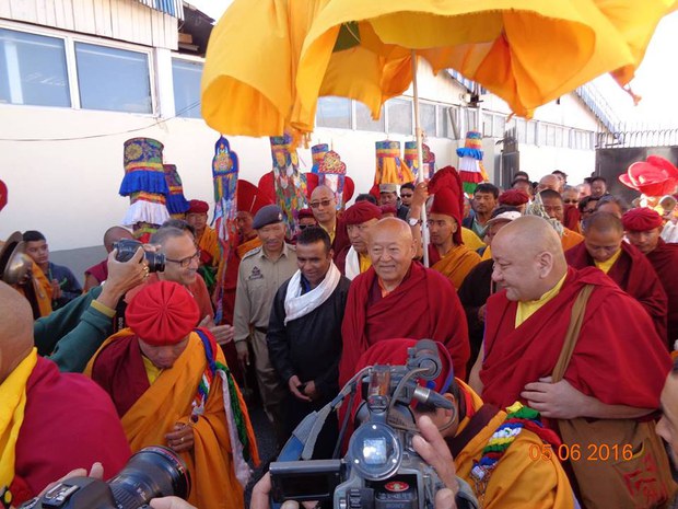 འབྲི་གུང་ཆེ་ཚང་རིན་པོ་ཆེ་མཆོག་གིས་ལ་དྭགས་སུ་ཆོས་འབྲེལ་གནང་བ།