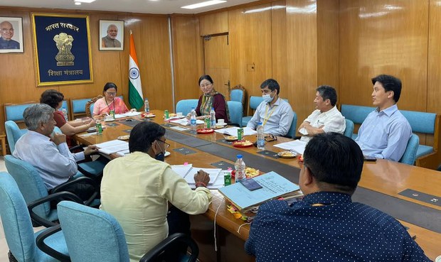 ཤེས་རིག་བཀའ་བློན་མཆོག་དབུས་བོད་སློབ་འཛིན་ཚོགས་ཀྱི་འགན་འཛིན་ལྷན་ཚོགས་མཐའ་མའི་ནང་ལྷན་ཞུགས་གནང་བ།