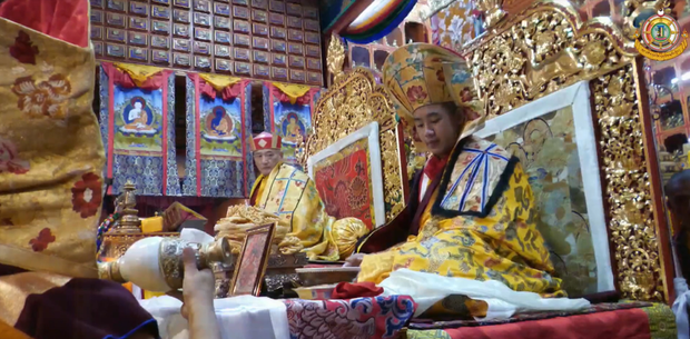 ༧སྐྱབས་རྗེ་འབོ་དཀར་མཆོག་སྤྲུལ་རིན་པོ་ཆེ་མཆོག་གི་ཁྲི་འདོན་མཛད་སྒོ། ༧སྐྱབས་རྗེ་འབོ་དཀར་མཆོག་སྤྲུལ་རིན་པོ་ཆེ་མཆོག་གི་ཁྲི་འདོན་མཛད་སྒོ།
