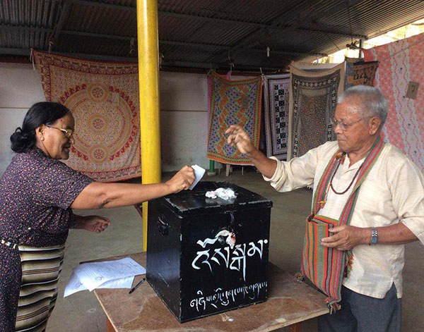 ༢༠༡༦ལོའི་སྲིད་སྐྱོང་དང་སྤྱི་འཐུས་ཀྱི་སྔོན་འགྲོའི་འོས་བསྡུ་གནང་བཞིན་པ།