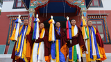 གཡུང་དྲུག་བོན་གྱི་བཙུན་དགོན་རཏྣ་སྨན་གླིང་གི་བཙུན་མ་ལྔ་ལ་དགེ་བཤེས་མའི་ཕྱག་འཁྱེར་ཕུལ་ཡོད་པ།