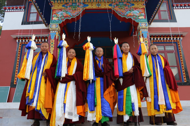 གཡུང་དྲུག་བོན་གྱི་བཙུན་དགོན་རཏྣ་སྨན་གླིང་གི་བཙུན་མ་ལྔ་ལ་དགེ་བཤེས་མའི་ཕྱག་འཁྱེར་ཕུལ་ཡོད་པ། གཡུང་དྲུག་བོན་གྱི་བཙུན་དགོན་རཏྣ་སྨན་གླིང་གི་བཙུན་མ་ལྔ་ལ་དགེ་བཤེས་མའི་ཕྱག་འཁྱེར་ཕུལ་ཡོད་པ།