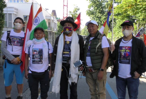 བོད་དོན་ཞུ་འབོད་ཆེད་ཀི་ལོ་མི་ཊར་སུམ་བརྒྱ།