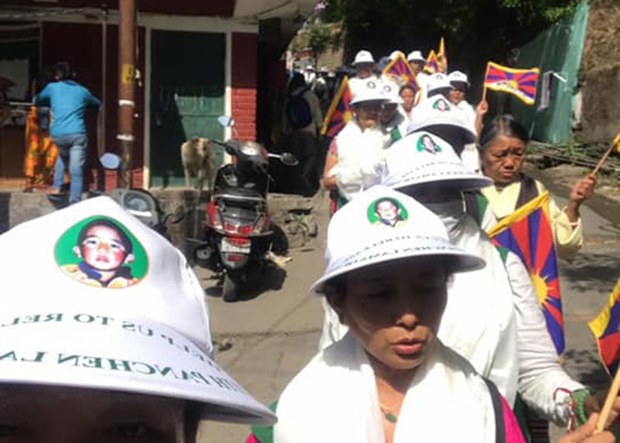 བུ་ལོ་ལྔ་བ་ཞིག་གོམ་བགྲོད་ནང་མཉམ་ཞུགས་གནང་འདུག