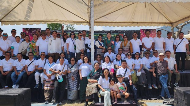 ཀོ་ལེ་གྷལ་གཞིས་ཟུར་བས་གཞིས་ཆགས་ལ་རོགས་སྐྱོར་གནང་བཞིན་པ།