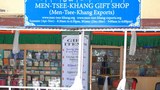 བོད་ཀྱི་སྨན་རྩིས་ཁང་གི་ཡན་ལག་ཚང་མས་སྨན་སྦྱིན་གནང་བཞིན་པ།