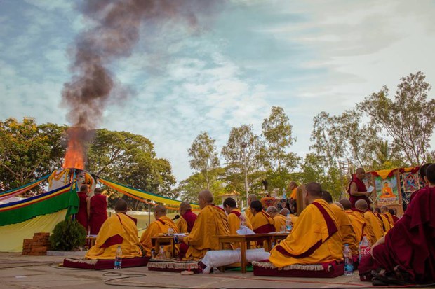 དགའ་ལྡན་ཁྲི་ཐོག་༡༠༣་པའི་སྐུ་གདུང་ཞུགས་འབུལ།