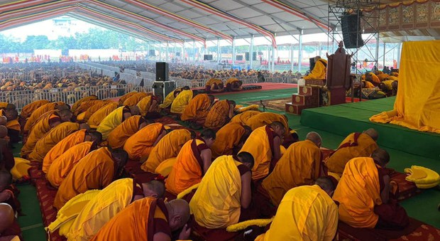 རྡོ་རྗེ་གདན་དུ་དགེ་ལྡན་ཆོ་འཕྲུལ་སྨོན་ལམ་ཆེན་མོ་འཕར་མ་ཉིན་དྲུག་ཚོགས་གནང་རྒྱུ།