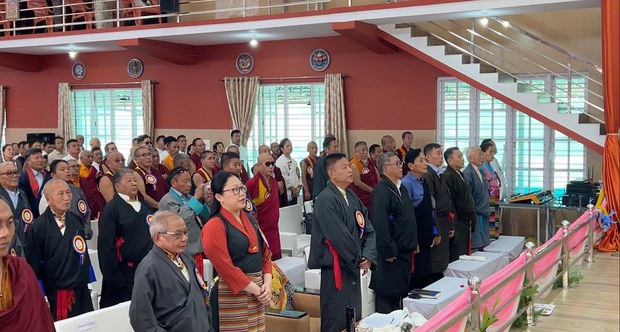 རྒྱ་གར་ལྷ་ཕྱོགས་ཀོ་ལེ་གྷལ་དོན་བདེ་གླིང་བོད་མིའི་གཞིས་ཆགས་དབུ་བརྙེས་ནས་མི་ལོ་༥༠ འཁོར་བའི་དུས་དྲན་སྲུང་བརྩི་ཞུས་ཡོད་པ། རྒྱ་གར་ལྷ་ཕྱོགས་ཀོ་ལེ་གྷལ་དོན་བདེ་གླིང་བོད་མིའི་གཞིས་ཆགས་དབུ་བརྙེས་ནས་མི་ལོ་༥༠ འཁོར་བའི་དུས་དྲན་སྲུང་བརྩི་ཞུས་ཡོད་པ།