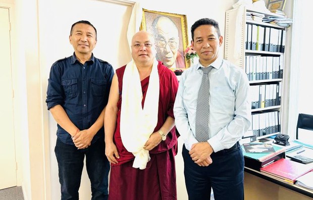 མགོ་ལོག་འཇིགས་མེད་ལགས་ཨོས་ཀྲེ་ལི་ཡའིསྐུ་ཚབ་དོན་གཅོད་ཁང་ལ་ཆེད་ཕེབས་གནང་བ།