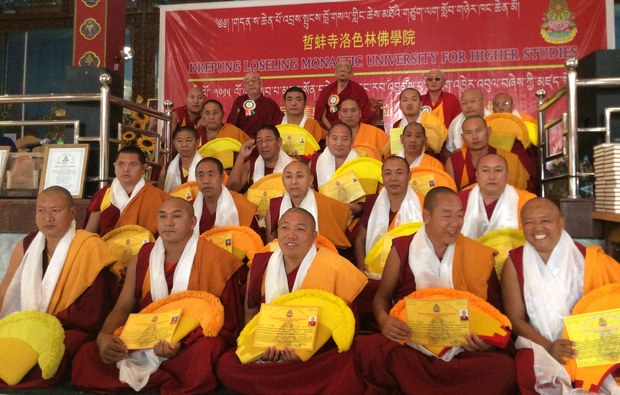 འབྲས་སྤུངས་བློ་གསལ་གླིང་གྲ་ཚང་དུ་བསླབ་པ་མཐར་སོན་གྱི་མཛད་སྒོ་གནང་བ། འབྲས་སྤུངས་བློ་གསལ་གླིང་གྲ་ཚང་དུ་བསླབ་པ་མཐར་སོན་གྱི་མཛད་སྒོ་གནང་བ།