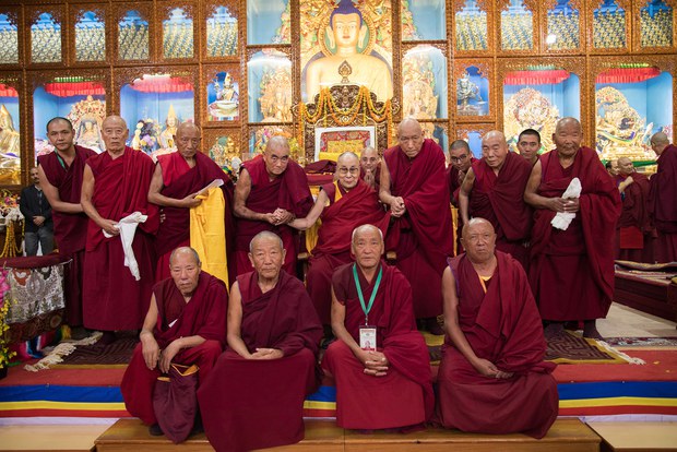 རྗེ་རིན་པོ་ཆེ་མཆོག་བར་དོ་ལོངས་སྤྱོད་རྫོགས་པའི་སྐུ་མངོན་དུ་བྱོན་ནས་ལོ་དྲུག་བརྒྱ་འཁོར་བ། རྗེ་རིན་པོ་ཆེ་མཆོག་བར་དོ་ལོངས་སྤྱོད་རྫོགས་པའི་སྐུ་མངོན་དུ་བྱོན་ནས་ལོ་དྲུག་བརྒྱ་འཁོར་བ།