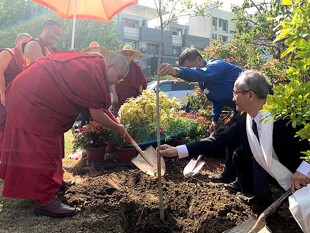 ༧སྐྱབས་རྗེ་གླིང་མཆོག་སྤྲུལ་རིན་པོ་ཆེ་མཆོག་ཐའེ་ཝན་དུ་ཤིང་སྣ་འདེབས་འཛུགས་ཀྱི་མཛད་སྒོར་ཕེབས་ཡོད་པ། ༧སྐྱབས་རྗེ་གླིང་མཆོག་སྤྲུལ་རིན་པོ་ཆེ་མཆོག་ཐའེ་ཝན་དུ་ཤིང་སྣ་འདེབས་འཛུགས་ཀྱི་མཛད་སྒོར་ཕེབས་ཡོད་པ།