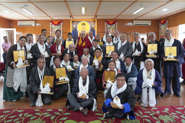 ༧གོང་ས་༧སྐྱབས་མགོན་ཆེན་པོ་མཆོག་ནས་གཞུང་ཞབས་པ་བགྲེས་པ་ཁག་ལ་མཇལ་ཁ་དང་བཀའ་སློབ། ༧གོང་ས་༧སྐྱབས་མགོན་ཆེན་པོ་མཆོག་ནས་གཞུང་ཞབས་པ་བགྲེས་པ་ཁག་ལ་མཇལ་ཁ་དང་བཀའ་སློབ།