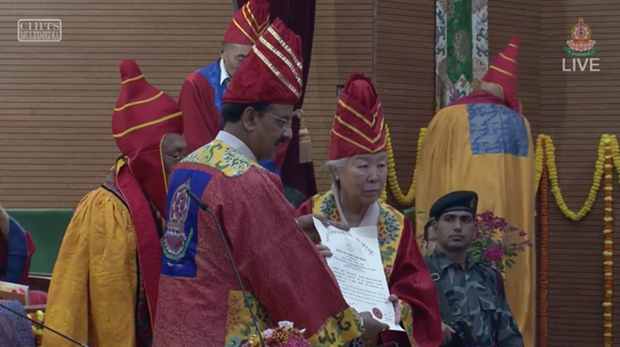 ༸སྐུའི་གཅུང་མོར་ངག་གི་དབང་པོའི་མཚན་གནས་ཕུལ་བ།