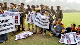 རྒྱ་གར་གྱི་རྒྱལ་ས་ལྡི་ལི་རུ་ཉེན་རྟོག་པས་བོད་རིགས་སློབ་ཕྲུག་བཅུ་འཛིན་བཟུང༌།