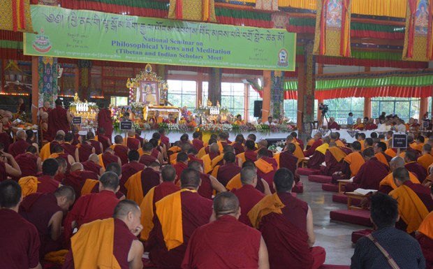 རྒྱ་གར་ལྷོ་ཕྱོགས་ཀྱི་དགའ་ལྡན་རྣམ་པར་རྒྱལ་བའི་གླིང་དུ་འཕགས་བོད་མཁས་བའི་བགྲོ་གླེང་གནང་བཞིན་པ། རྒྱ་གར་ལྷོ་ཕྱོགས་ཀྱི་དགའ་ལྡན་རྣམ་པར་རྒྱལ་བའི་གླིང་དུ་འཕགས་བོད་མཁས་བའི་བགྲོ་གླེང་གནང་བཞིན་པ།